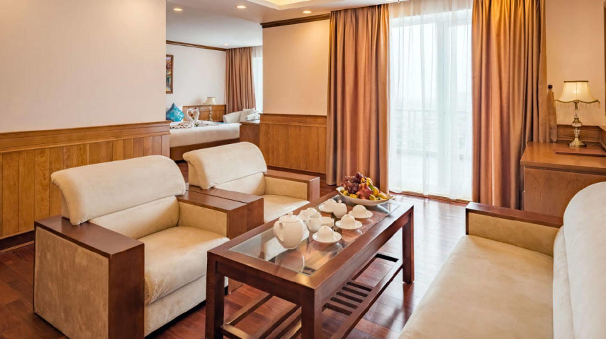 Lam Giang Hotel Vinh Exterior photo